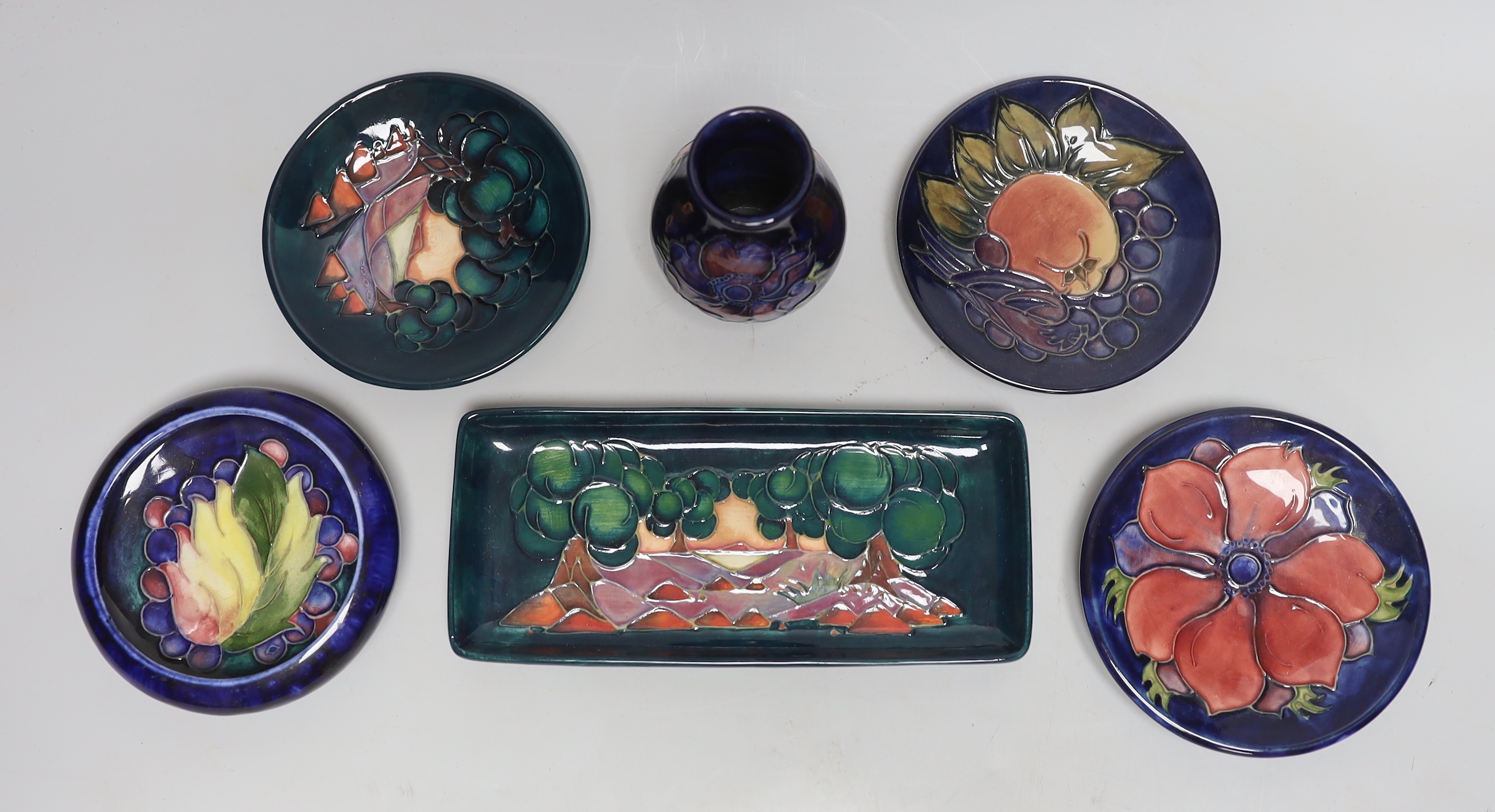 Four Moorcroft small circular dishes, a rectangular dish, and a small vase (6)